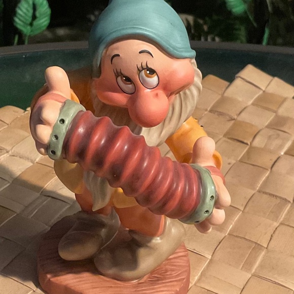 VTG Walt Disney Classics Collection Bashful “Aw Shucks” Snow White & 7 Dwarfs - Picture 1 of 10